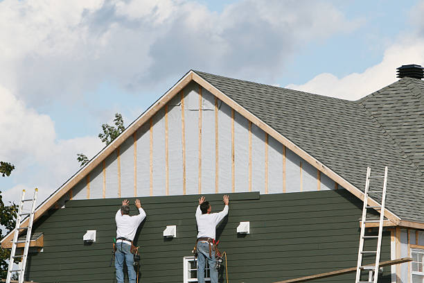 Professional Siding Installation technician working in Mechanicsville, VA